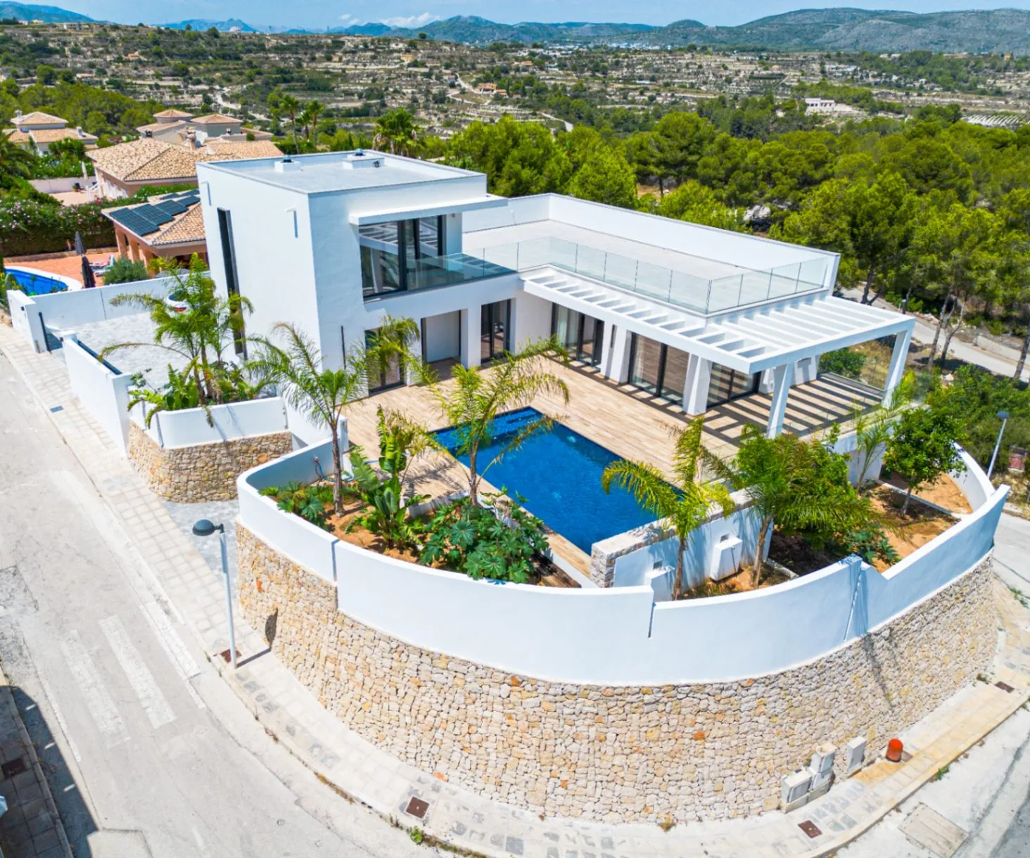 Villa en venta en Moraira con 3 dormitorios, amplio garaje y piscina privada