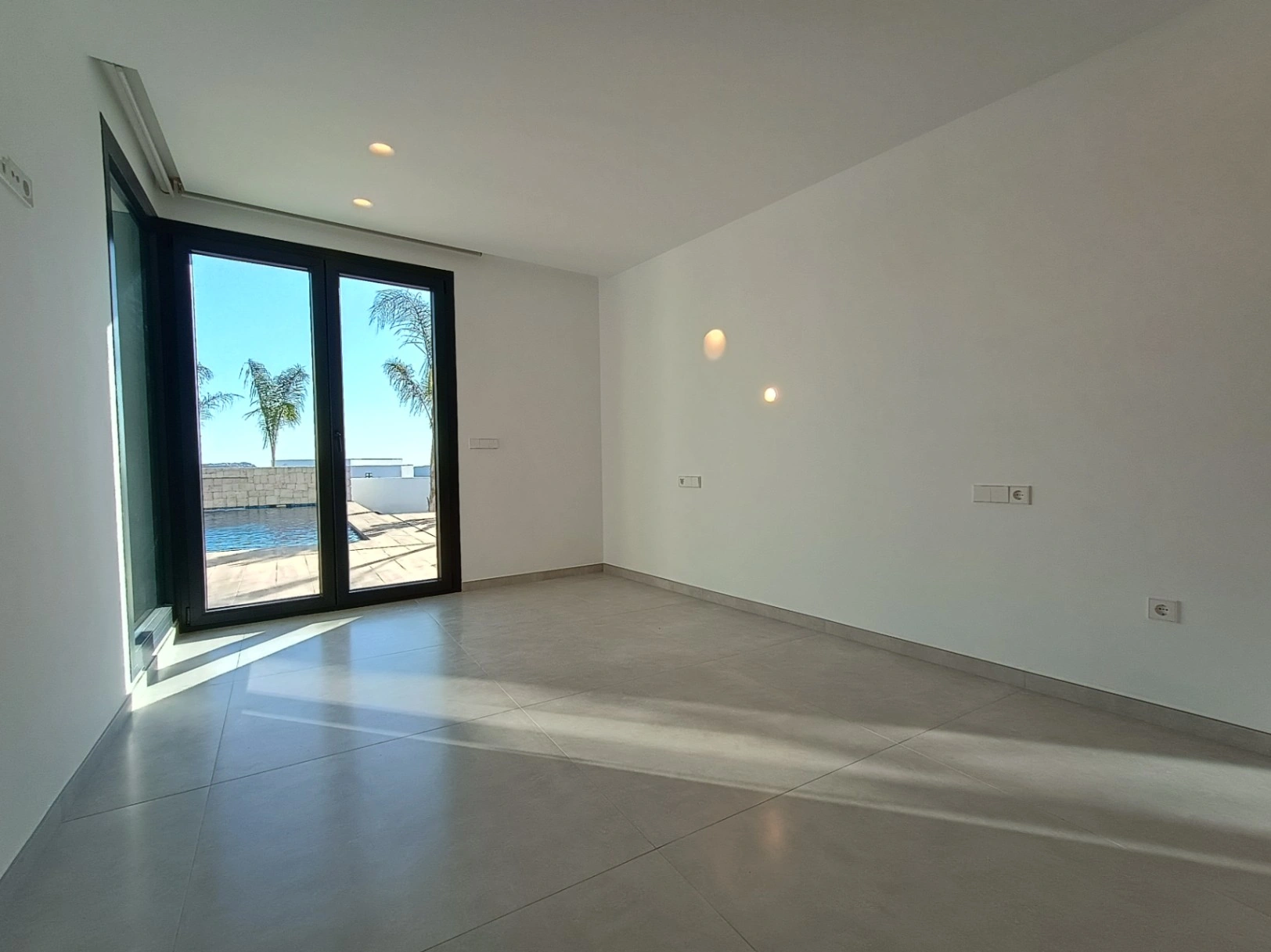 Villa en venta en Moraira con 3 dormitorios, amplio garaje y piscina privada