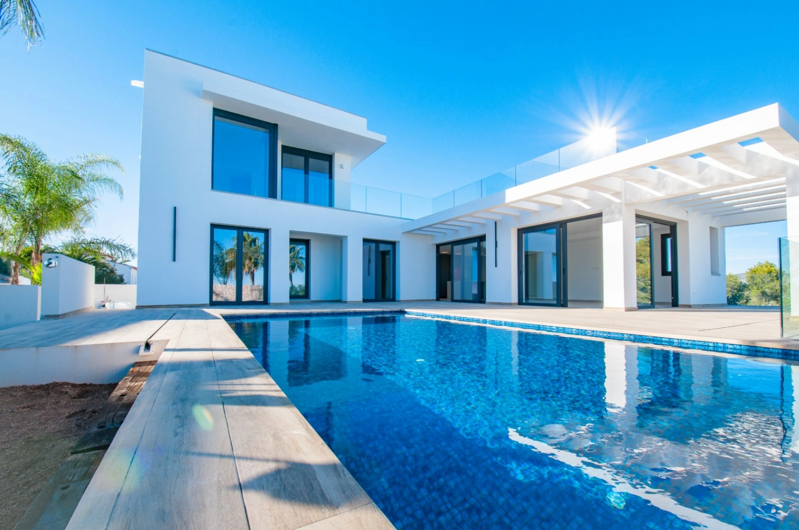 Villa en venta en Moraira con 3 dormitorios, amplio garaje y piscina privada