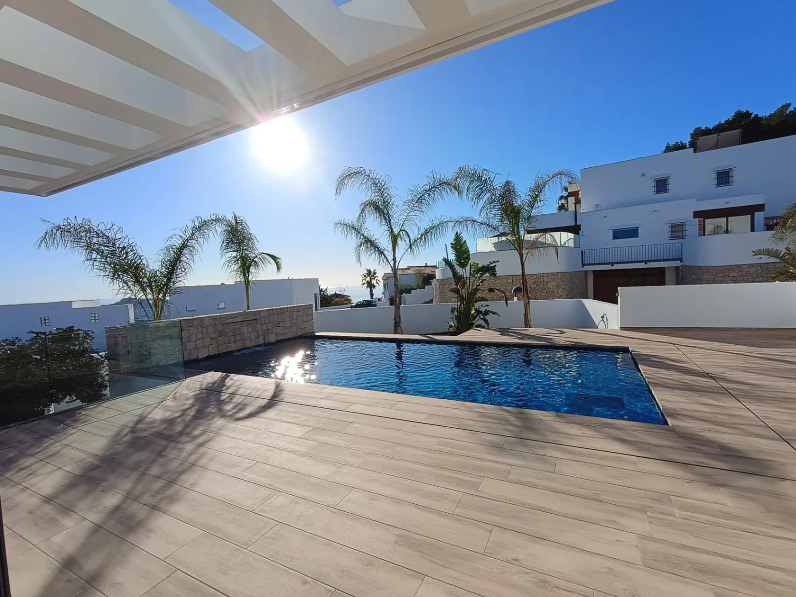 Villa en venta en Moraira con 3 dormitorios, amplio garaje y piscina privada