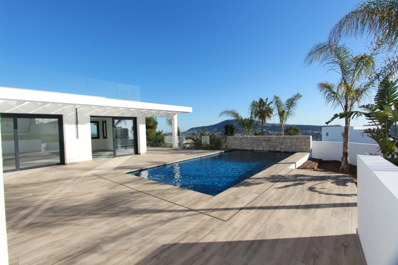 Villa en venta en Moraira con 3 dormitorios, amplio garaje y piscina privada