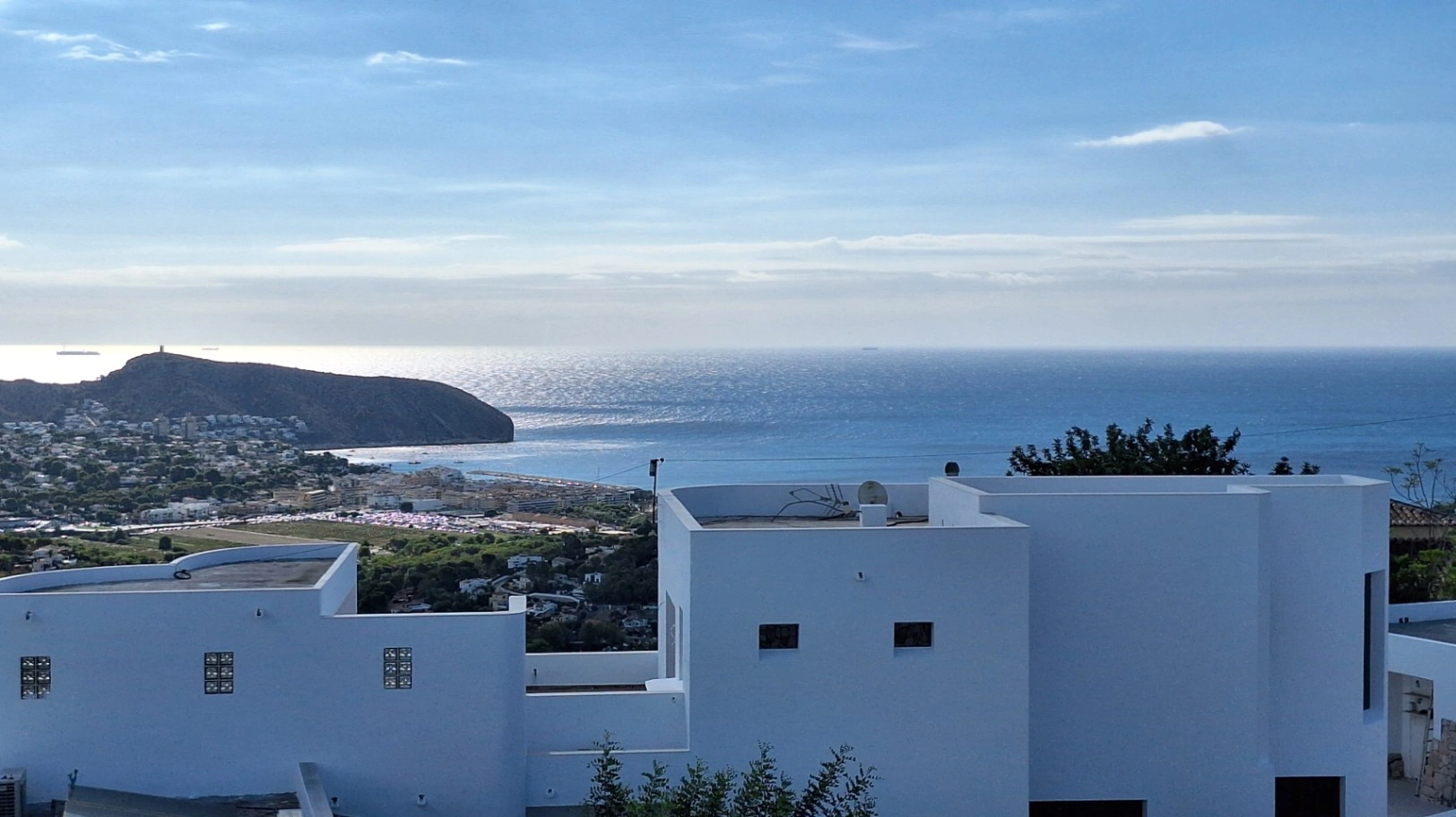 Villa en venta en Moraira con 3 dormitorios, amplio garaje y piscina privada