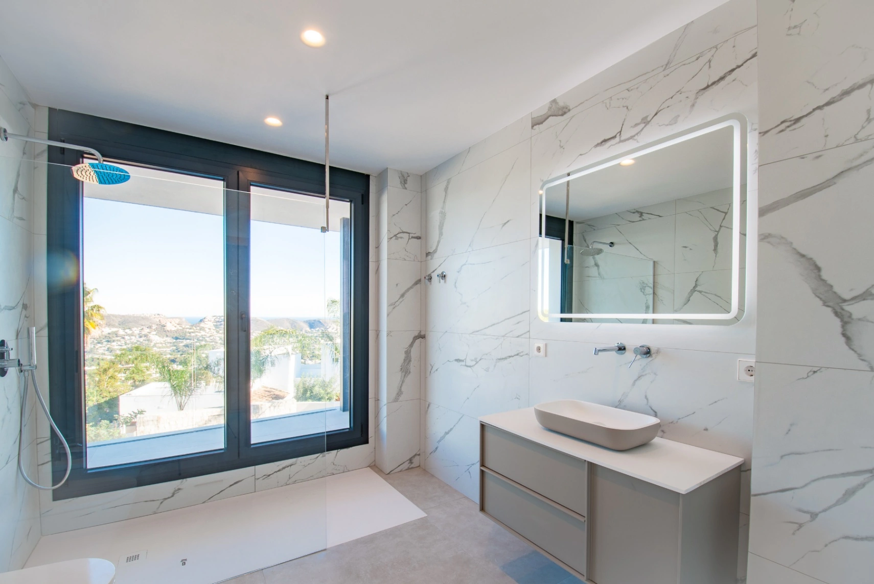 Villa en venta en Moraira con 3 dormitorios, amplio garaje y piscina privada