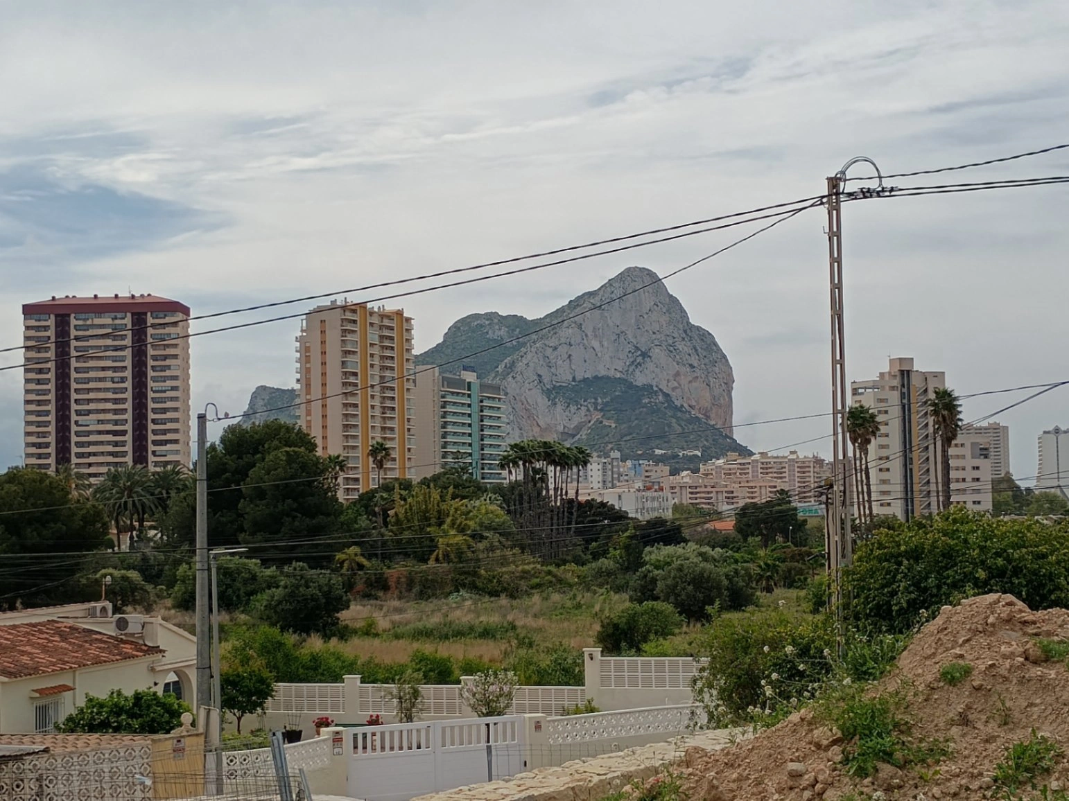 VILLA DE LUJO EN CONSTRUCCIÓN EN CALPE, A SOLO 1 KM DE LA PLAYA Y SERVICIOS