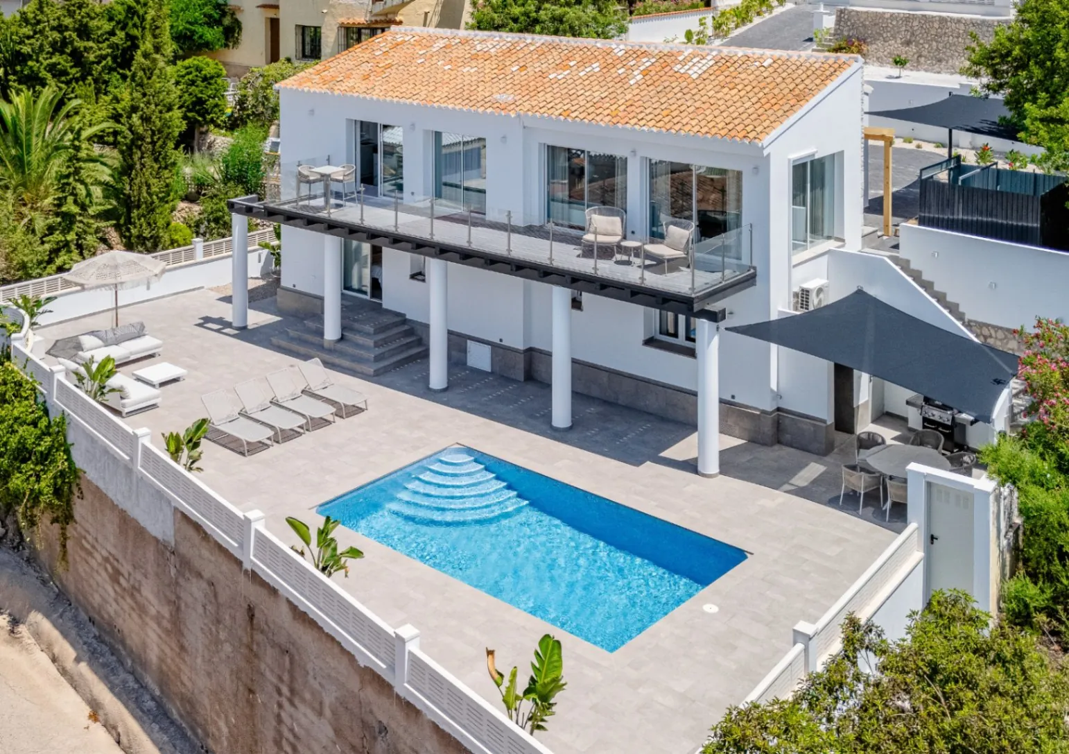 VILLA MEDITERRÁNEA RENOVADA CON VISTAS AL MAR EN CALPE – LISTA PARA ENTRAR A VIVIR