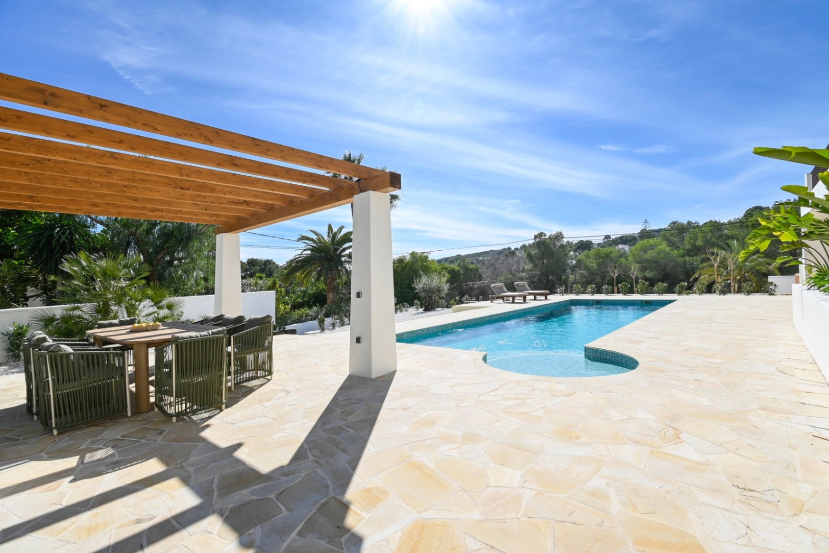 Villa de Obra Nueva de Alta Gama con Características Premium en Ubicación Privilegiada en Moraira