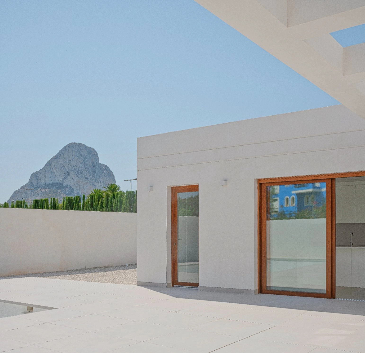 VILLA MODERNA DE 4 DORMITORIOS, CAMINANDO HASTA LA PLAYA DEL ARENAL, CALPE
