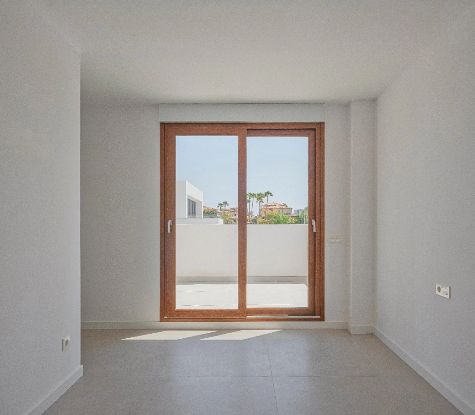VILLA MODERNA DE 4 DORMITORIOS, CAMINANDO HASTA LA PLAYA DEL ARENAL, CALPE