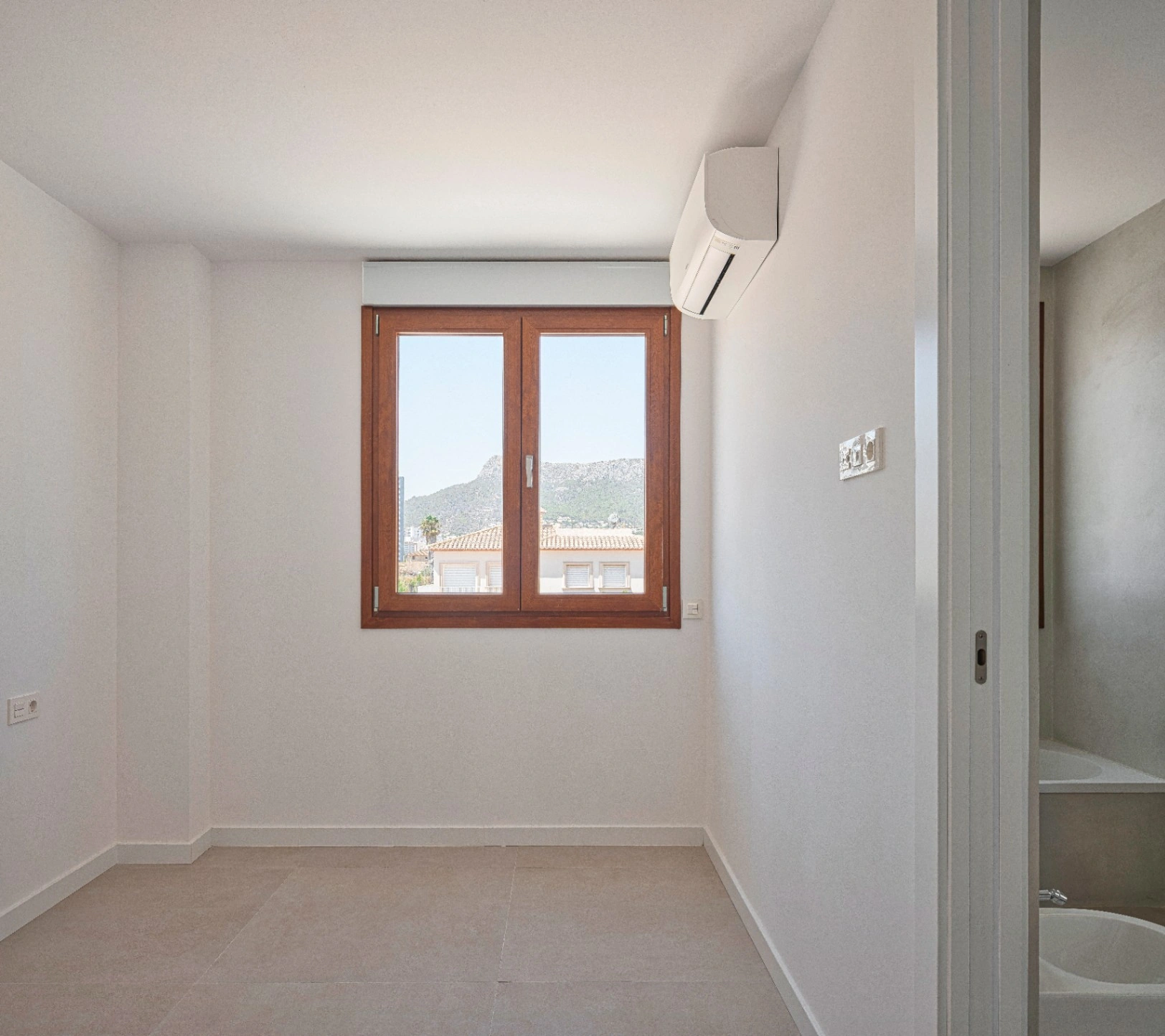 VILLA MODERNA DE 4 DORMITORIOS, CAMINANDO HASTA LA PLAYA DEL ARENAL, CALPE