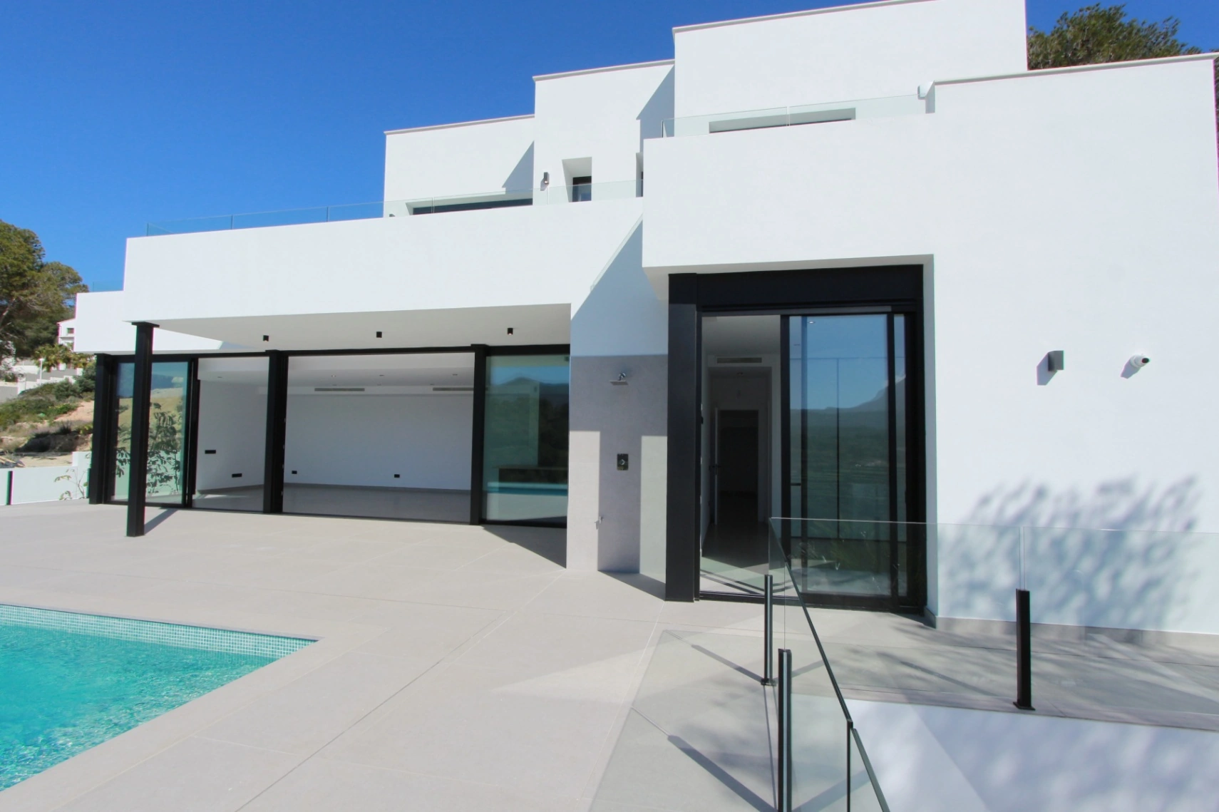 EXCLUSIVA VILLA MODERNA EN CALPE: DISEÑO LUXURY, MÁXIMA PRIVACIDAD Y VISTAS HACIA LA MONTAÑA.