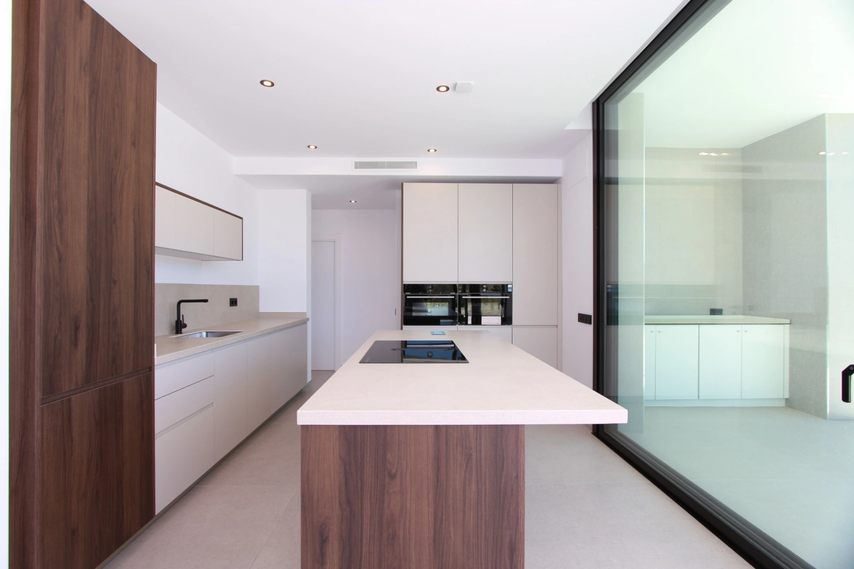 EXCLUSIVA VILLA MODERNA EN CALPE: DISEÑO LUXURY, MÁXIMA PRIVACIDAD Y VISTAS HACIA LA MONTAÑA.