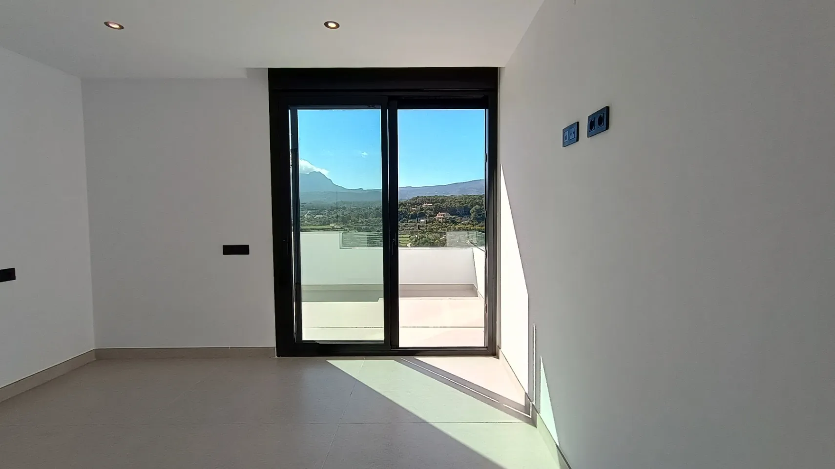 EXCLUSIVA VILLA MODERNA EN CALPE: DISEÑO LUXURY, MÁXIMA PRIVACIDAD Y VISTAS HACIA LA MONTAÑA.