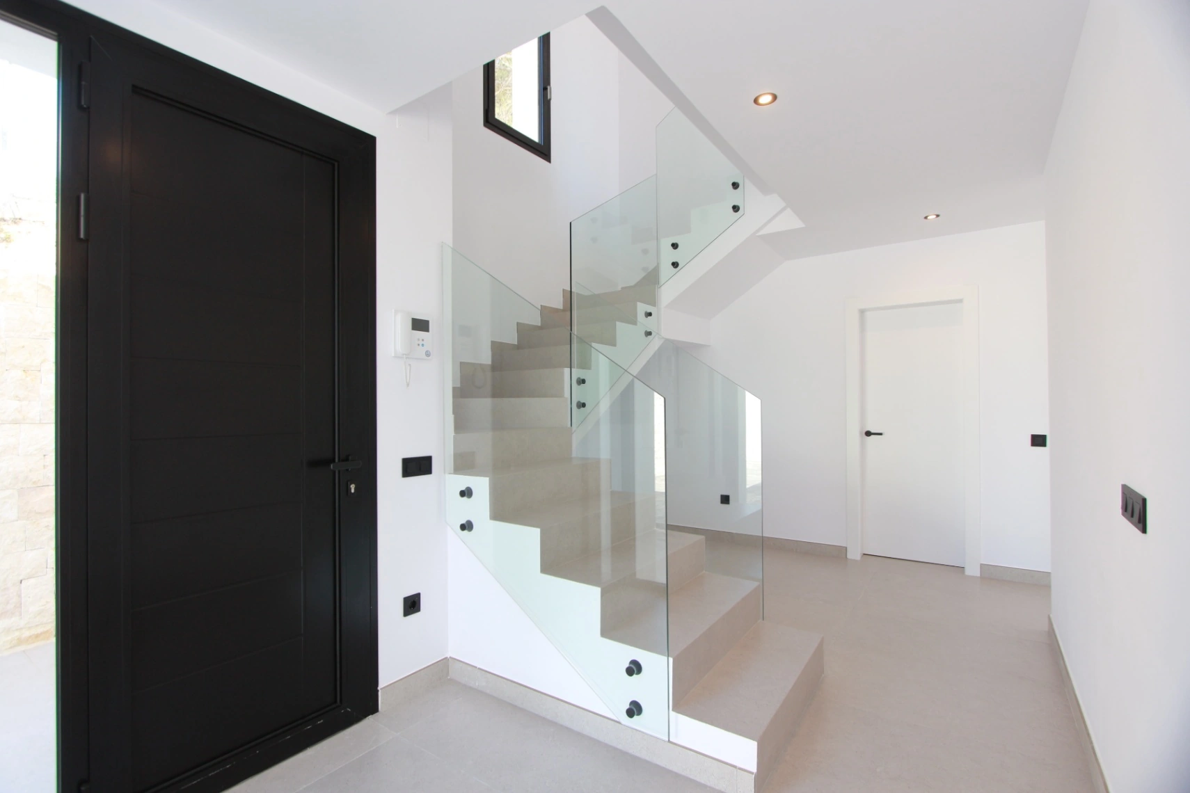 EXCLUSIVA VILLA MODERNA EN CALPE: DISEÑO LUXURY, MÁXIMA PRIVACIDAD Y VISTAS HACIA LA MONTAÑA.