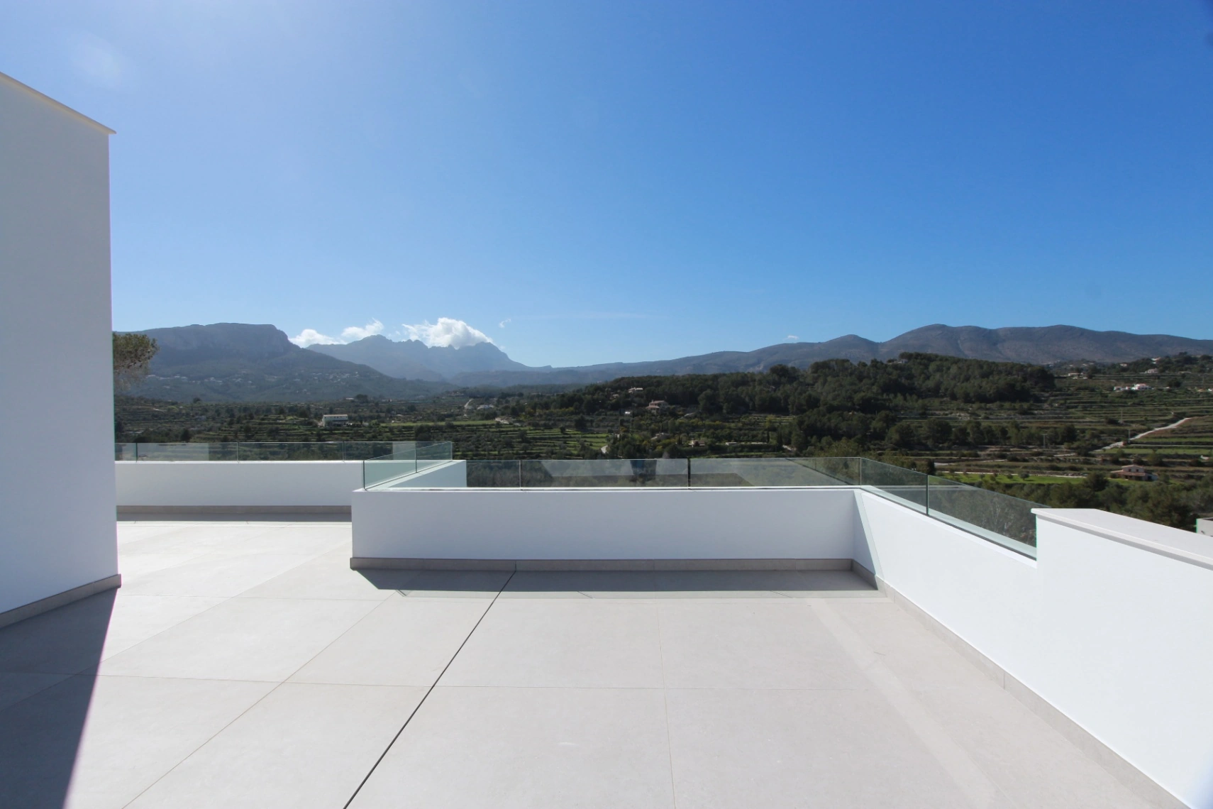 EXCLUSIVA VILLA MODERNA EN CALPE: DISEÑO LUXURY, MÁXIMA PRIVACIDAD Y VISTAS HACIA LA MONTAÑA.