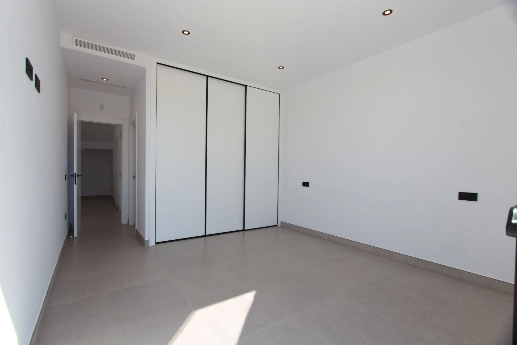 EXCLUSIVA VILLA MODERNA EN CALPE: DISEÑO LUXURY, MÁXIMA PRIVACIDAD Y VISTAS HACIA LA MONTAÑA.