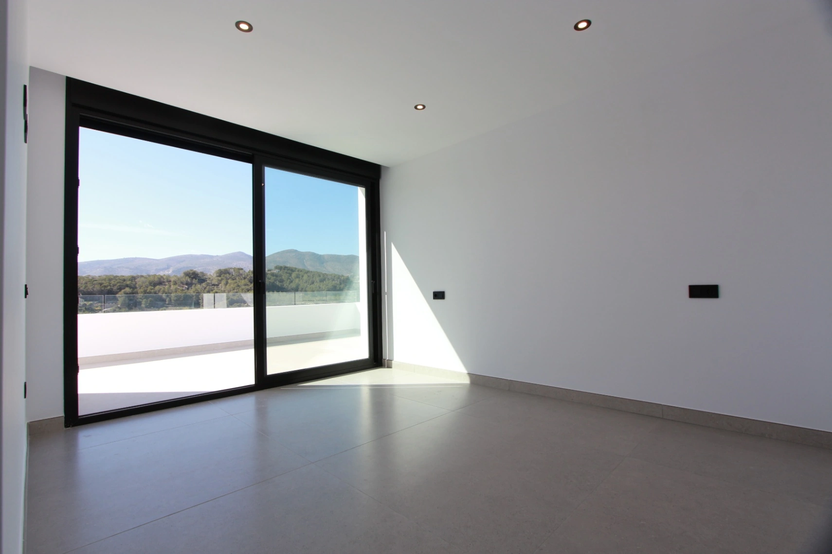 EXCLUSIVA VILLA MODERNA EN CALPE: DISEÑO LUXURY, MÁXIMA PRIVACIDAD Y VISTAS HACIA LA MONTAÑA.