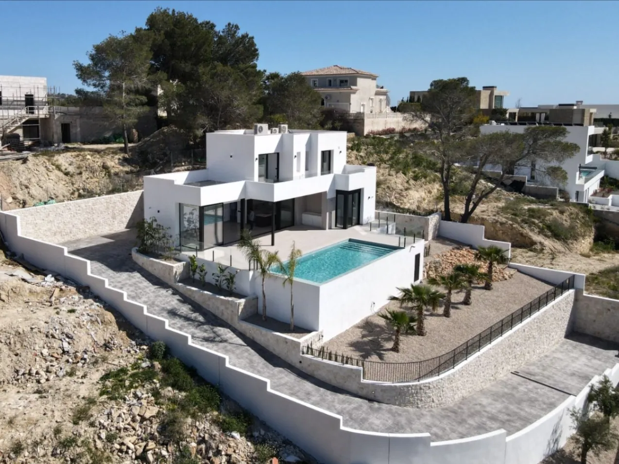 EXCLUSIVA VILLA MODERNA EN CALPE: DISEÑO LUXURY, MÁXIMA PRIVACIDAD Y VISTAS HACIA LA MONTAÑA.