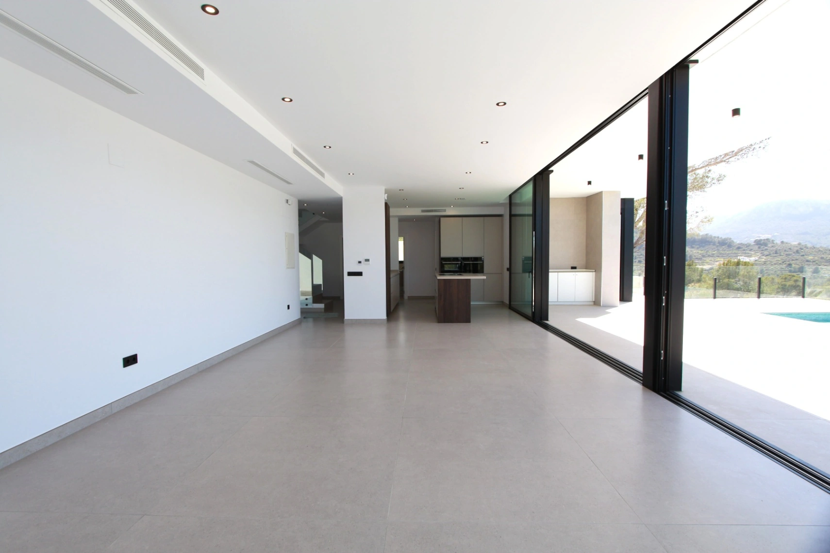 EXCLUSIVA VILLA MODERNA EN CALPE: DISEÑO LUXURY, MÁXIMA PRIVACIDAD Y VISTAS HACIA LA MONTAÑA.