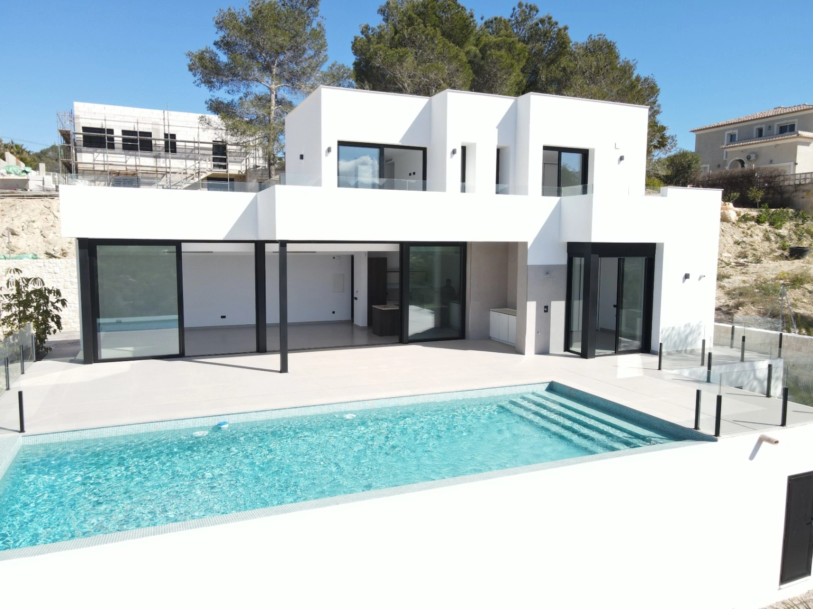 EXCLUSIVA VILLA MODERNA EN CALPE: DISEÑO LUXURY, MÁXIMA PRIVACIDAD Y VISTAS HACIA LA MONTAÑA.