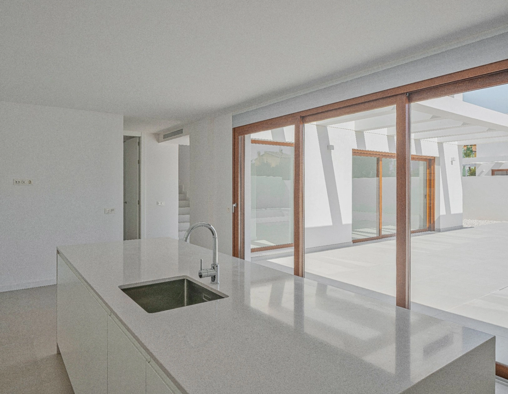 VILLA MODERNA DE 4 DORMITORIOS, CAMINANDO HASTA LA PLAYA DEL ARENAL, CALPE