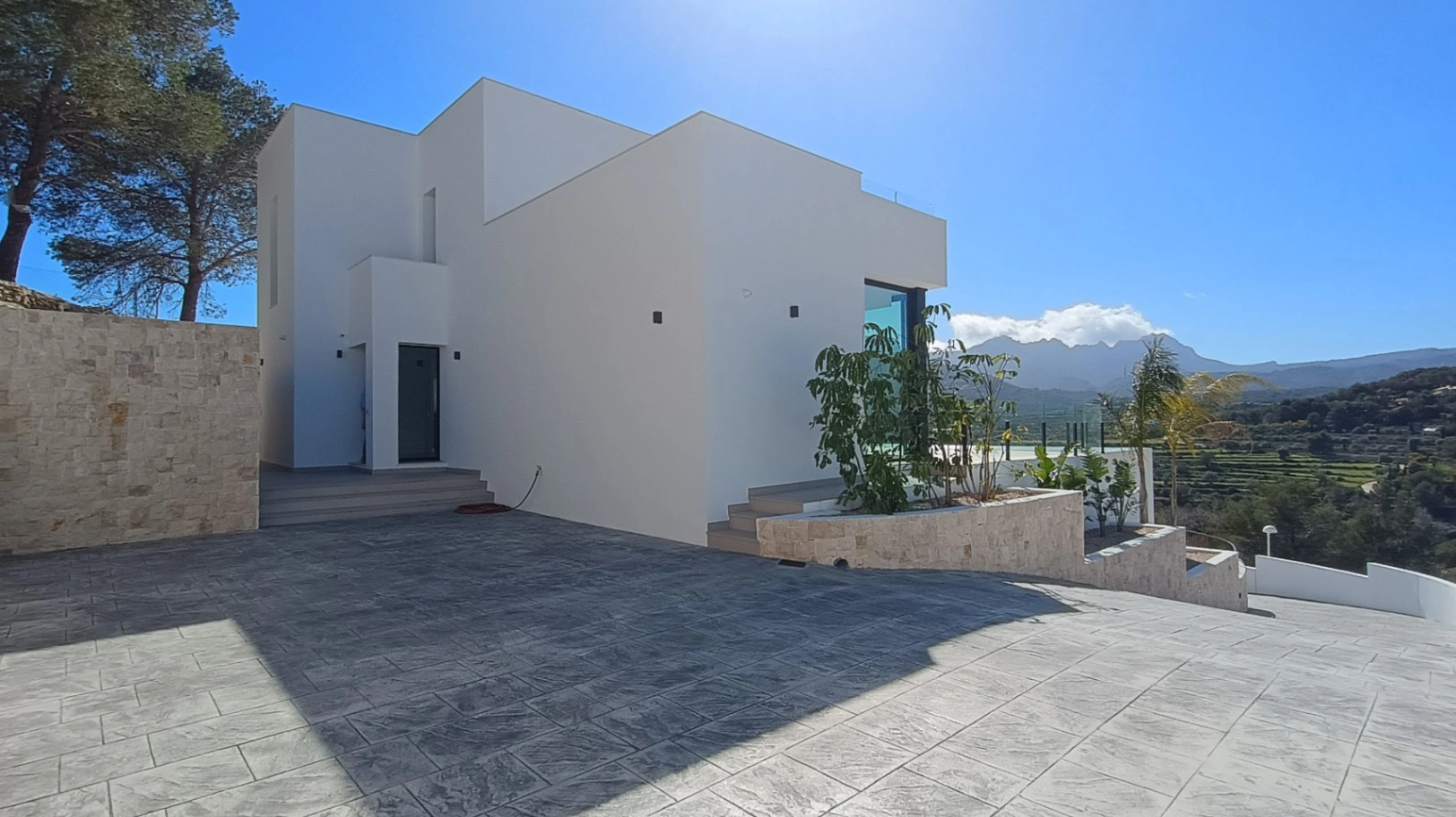 EXCLUSIVA VILLA MODERNA EN CALPE: DISEÑO LUXURY, MÁXIMA PRIVACIDAD Y VISTAS HACIA LA MONTAÑA.