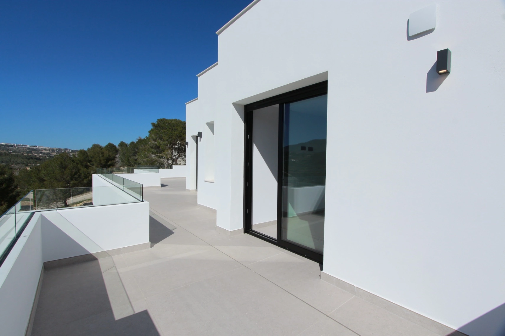 EXCLUSIVA VILLA MODERNA EN CALPE: DISEÑO LUXURY, MÁXIMA PRIVACIDAD Y VISTAS HACIA LA MONTAÑA.