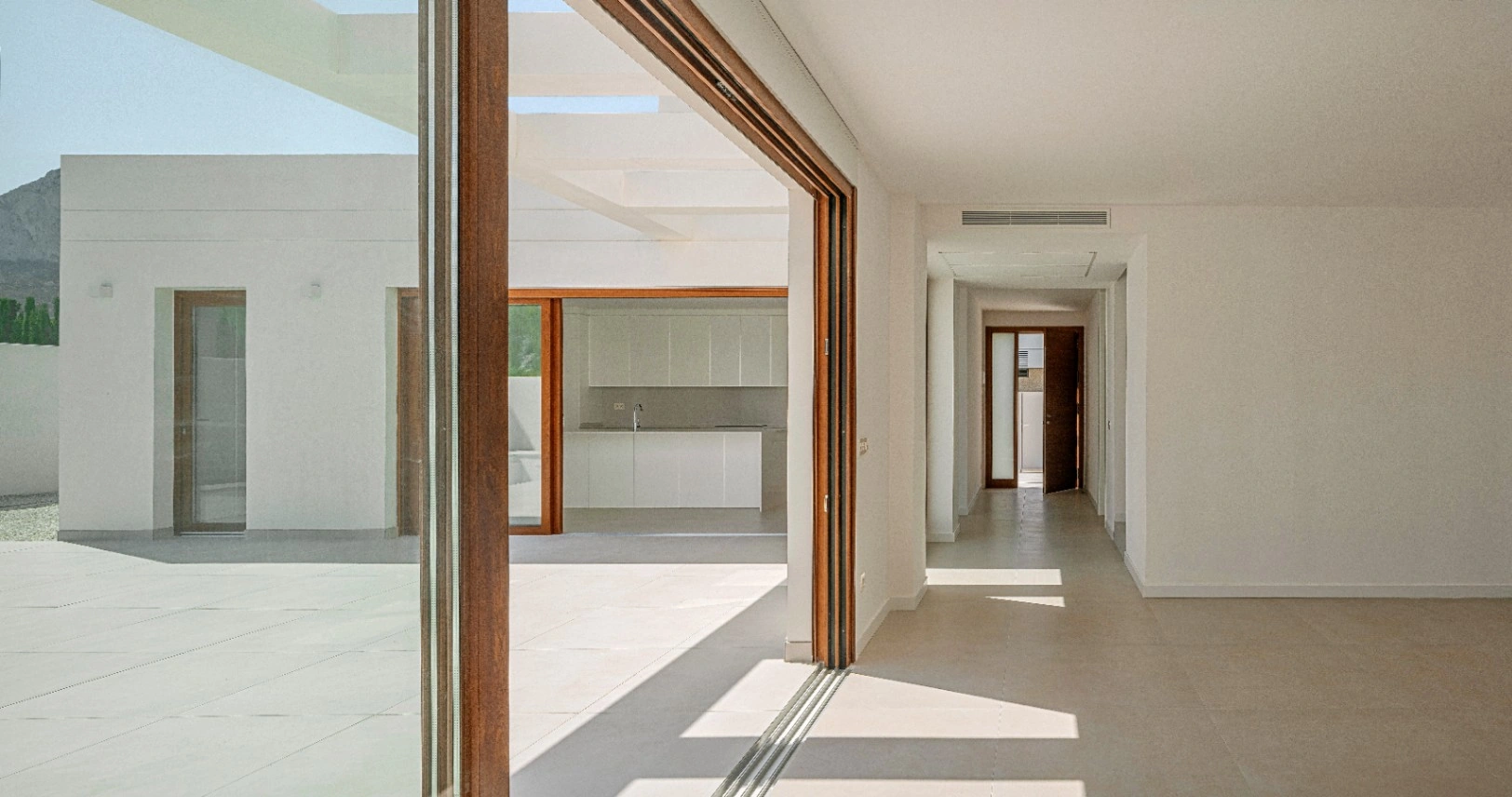 VILLA MODERNA DE 4 DORMITORIOS, CAMINANDO HASTA LA PLAYA DEL ARENAL, CALPE