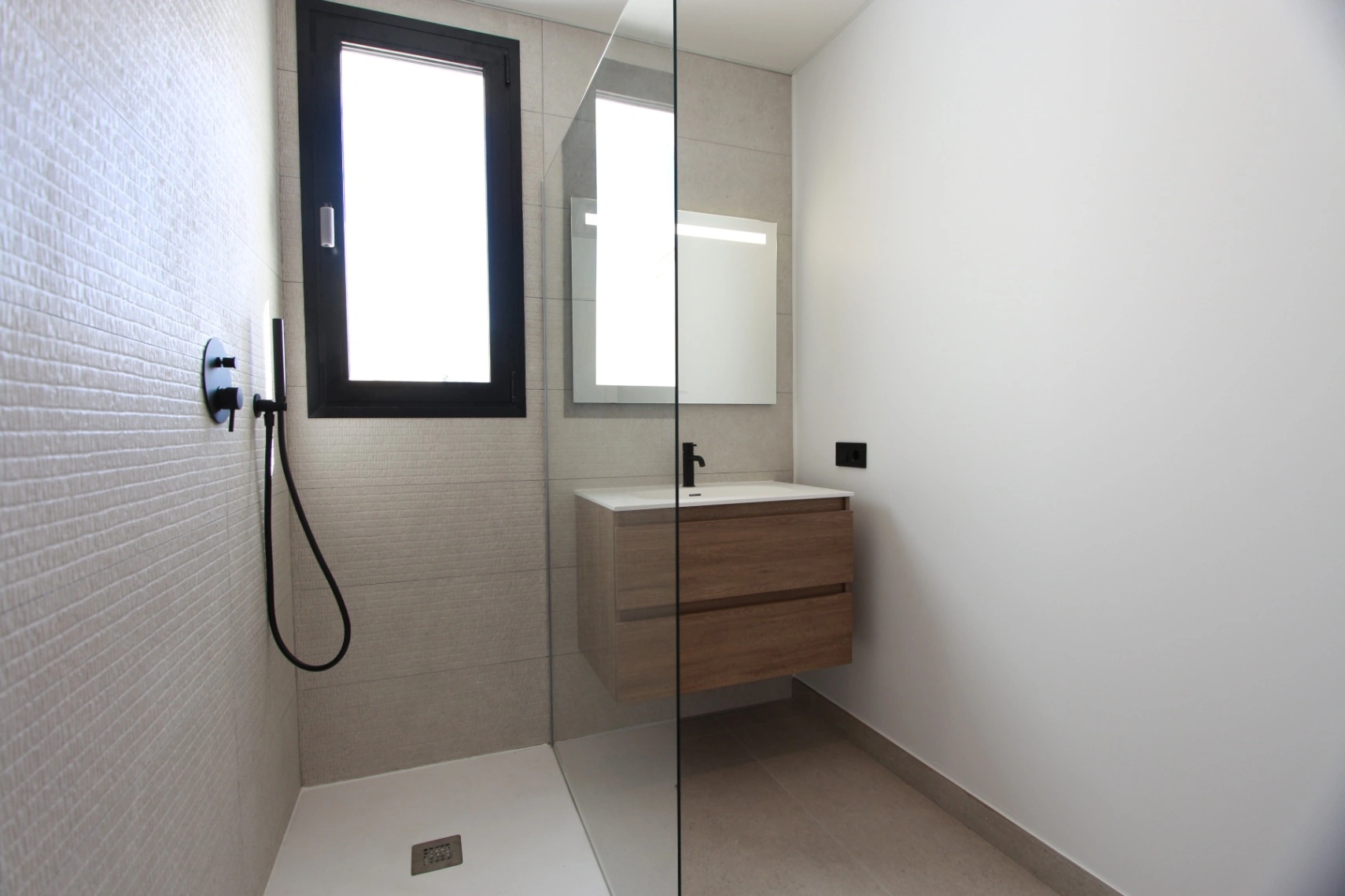 EXCLUSIVA VILLA MODERNA EN CALPE: DISEÑO LUXURY, MÁXIMA PRIVACIDAD Y VISTAS HACIA LA MONTAÑA.