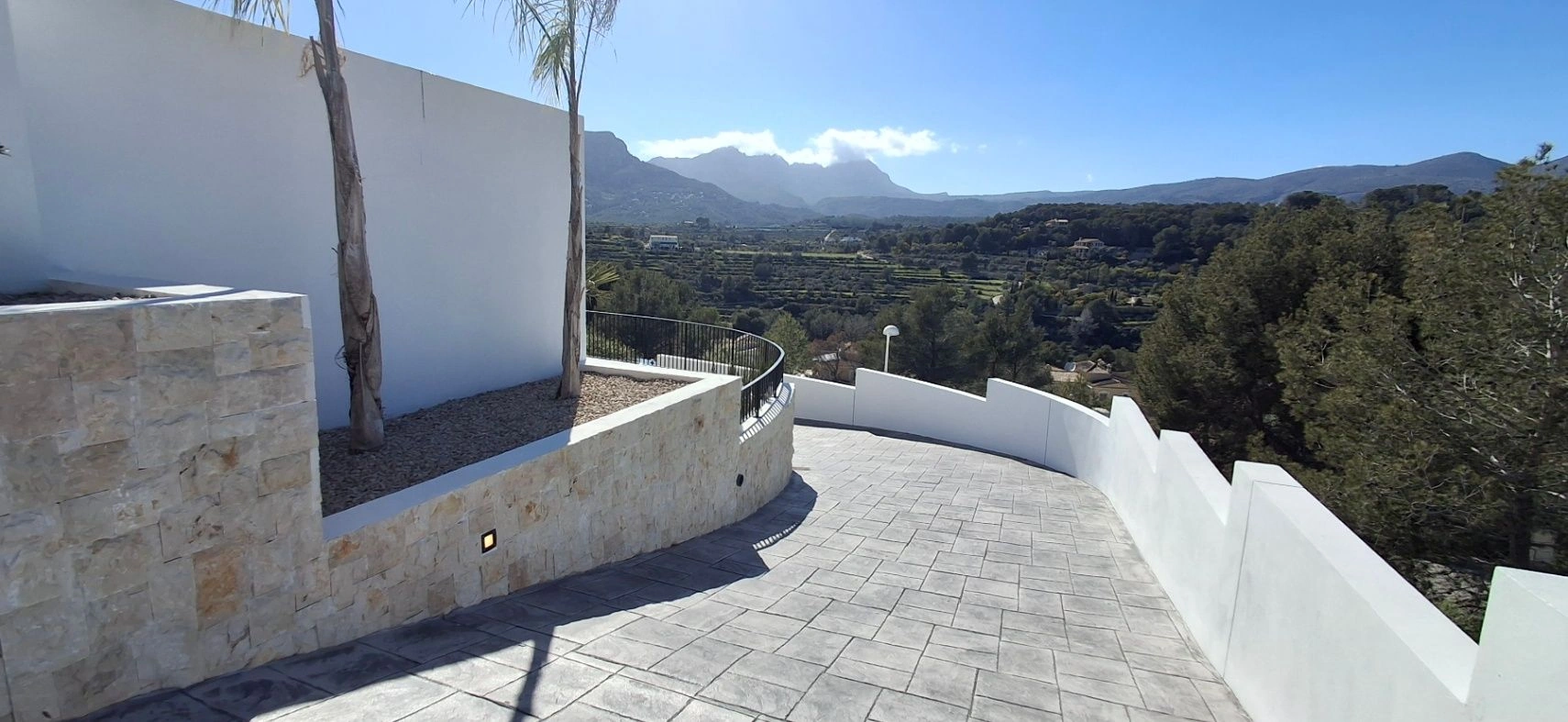 EXCLUSIVA VILLA MODERNA EN CALPE: DISEÑO LUXURY, MÁXIMA PRIVACIDAD Y VISTAS HACIA LA MONTAÑA.