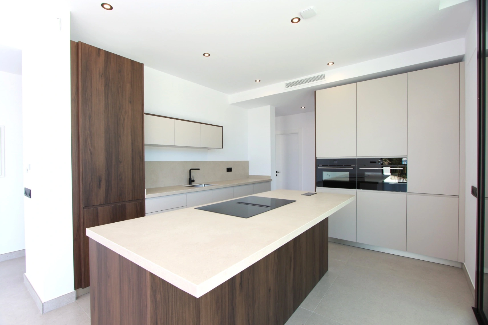EXCLUSIVA VILLA MODERNA EN CALPE: DISEÑO LUXURY, MÁXIMA PRIVACIDAD Y VISTAS HACIA LA MONTAÑA.