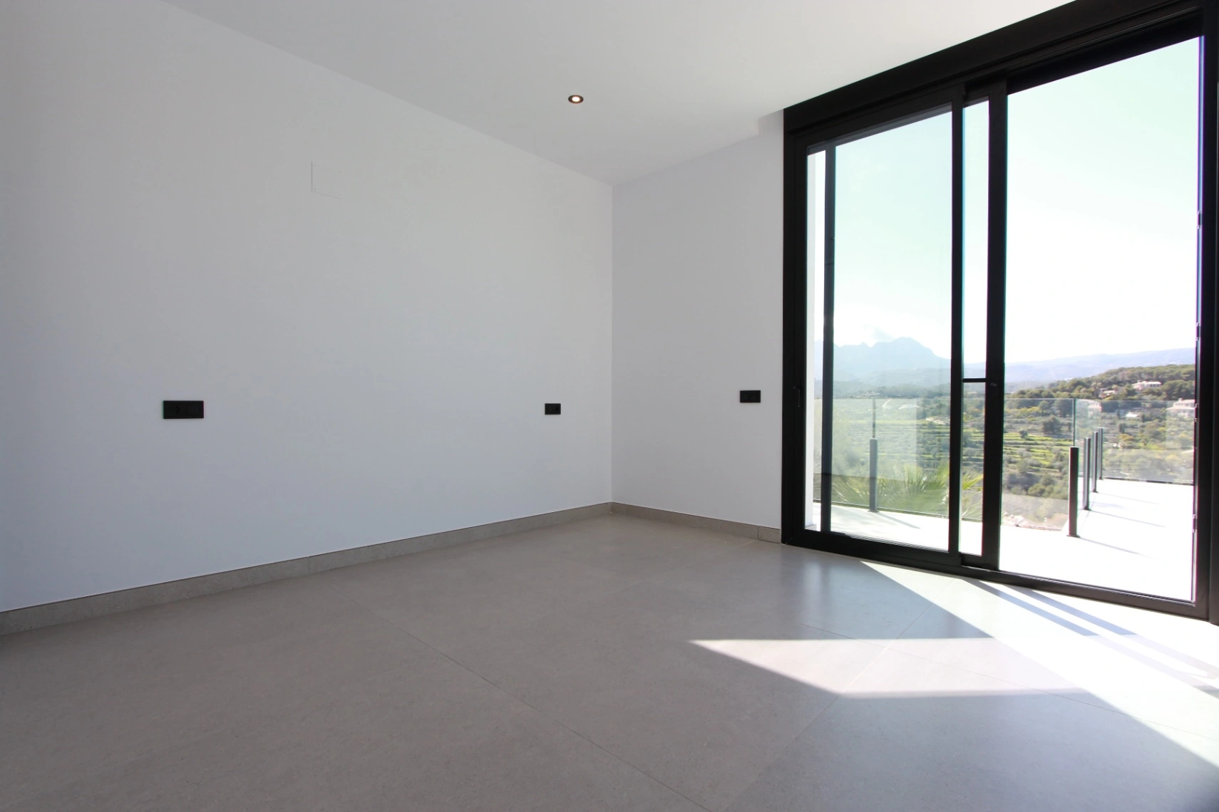 EXCLUSIVA VILLA MODERNA EN CALPE: DISEÑO LUXURY, MÁXIMA PRIVACIDAD Y VISTAS HACIA LA MONTAÑA.