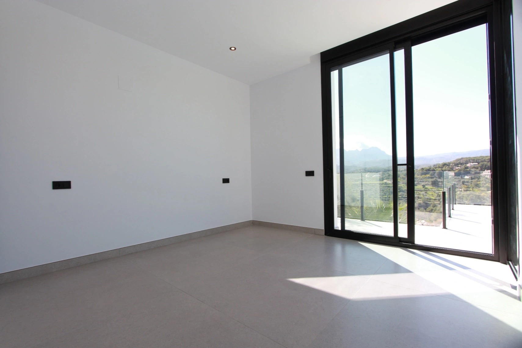 EXCLUSIVA VILLA MODERNA EN CALPE: DISEÑO LUXURY, MÁXIMA PRIVACIDAD Y VISTAS HACIA LA MONTAÑA.