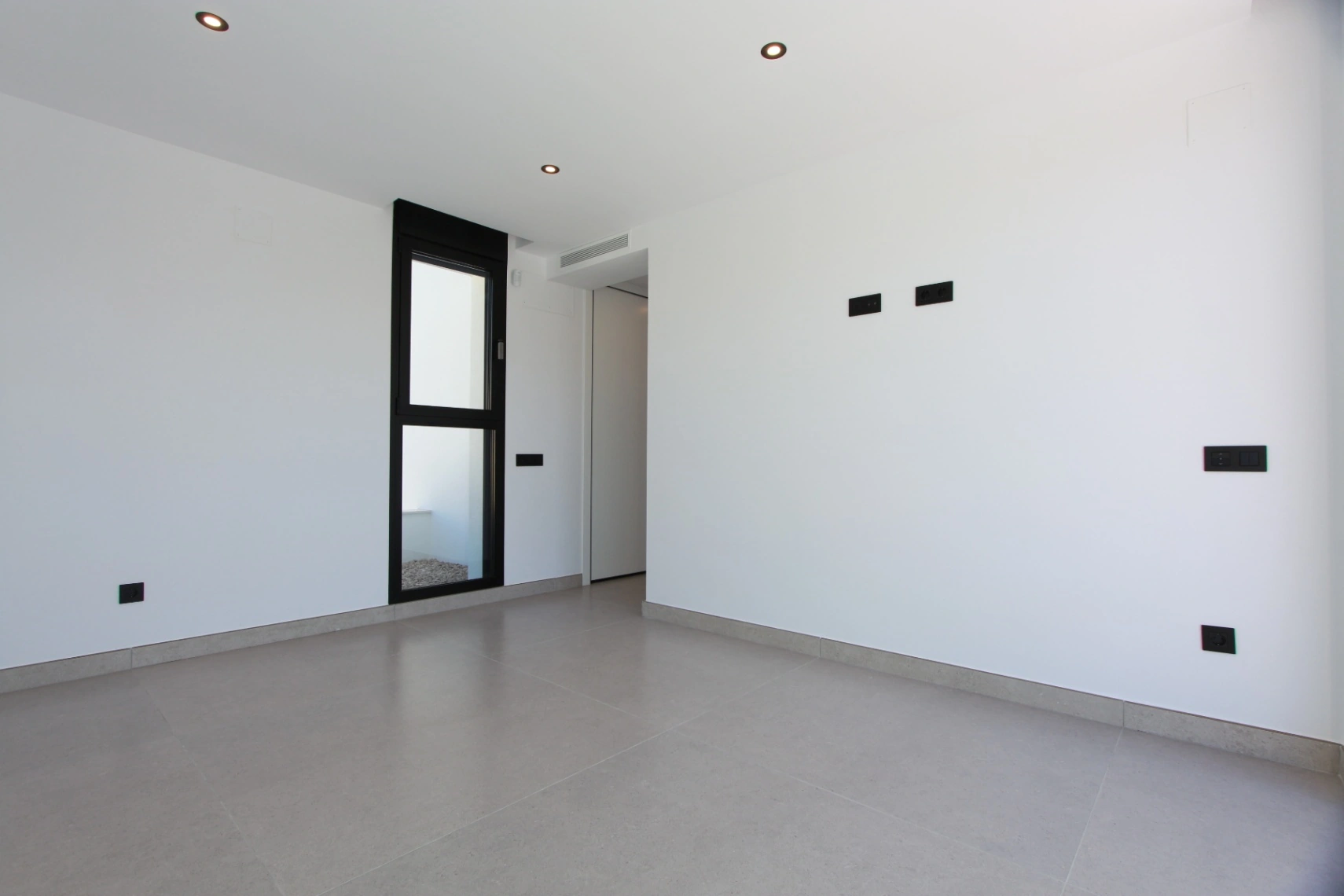 EXCLUSIVA VILLA MODERNA EN CALPE: DISEÑO LUXURY, MÁXIMA PRIVACIDAD Y VISTAS HACIA LA MONTAÑA.