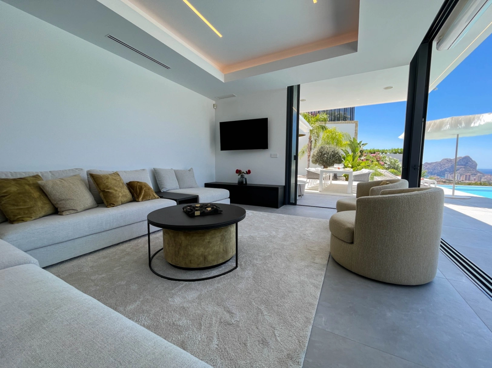 VILLA DE LUJO CON VISTAS AL MAR EN UNA PRESTIGIOSA URBANIZACIÓN DE BENISSA, EN LA COSTA BLANCA