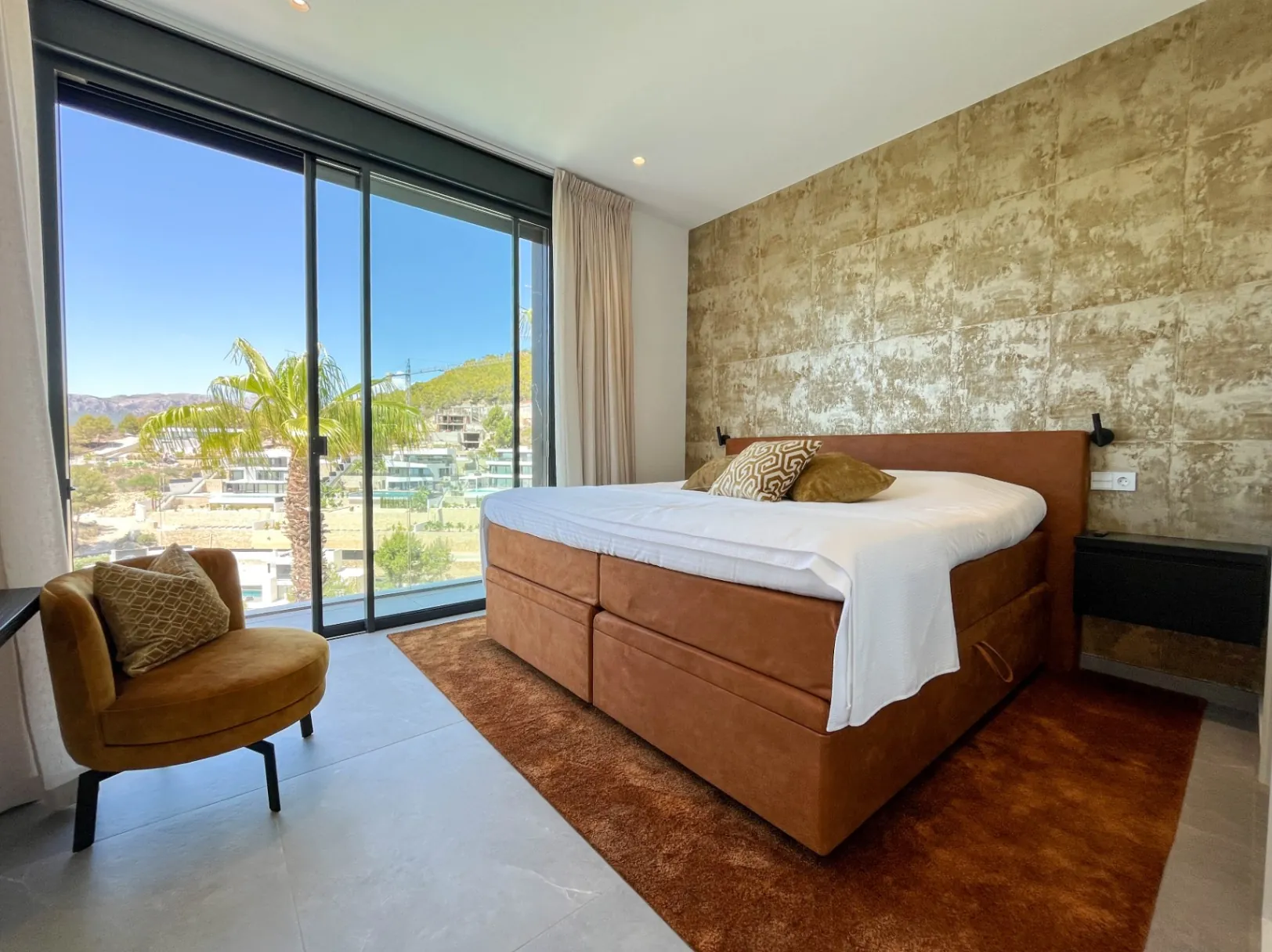VILLA DE LUJO CON VISTAS AL MAR EN UNA PRESTIGIOSA URBANIZACIÓN DE BENISSA, EN LA COSTA BLANCA
