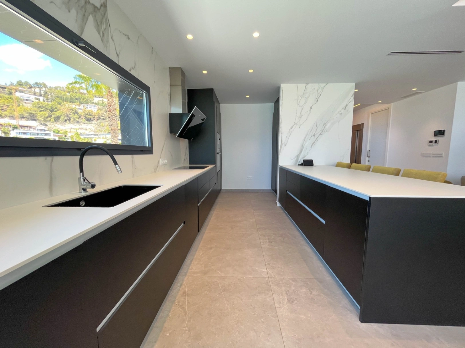 VILLA DE LUJO CON VISTAS AL MAR EN UNA PRESTIGIOSA URBANIZACIÓN DE BENISSA, EN LA COSTA BLANCA