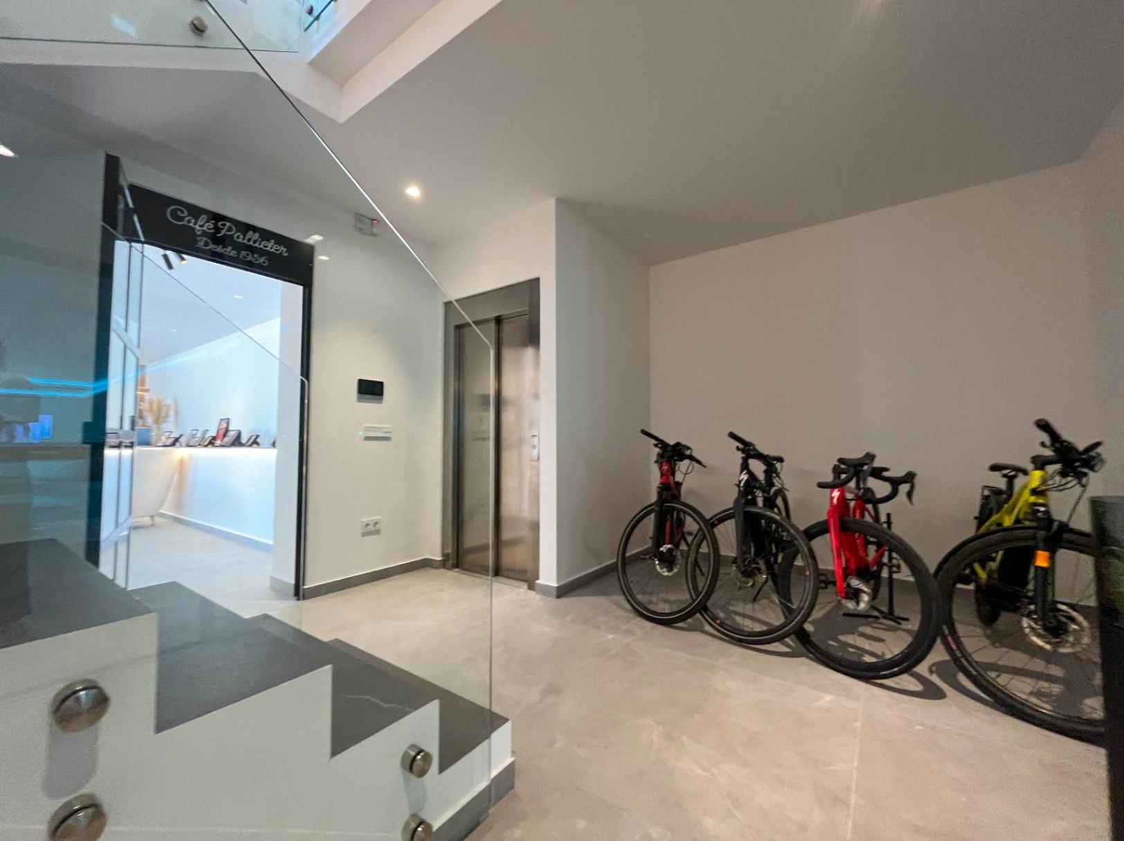VILLA DE LUJO CON VISTAS AL MAR EN UNA PRESTIGIOSA URBANIZACIÓN DE BENISSA, EN LA COSTA BLANCA