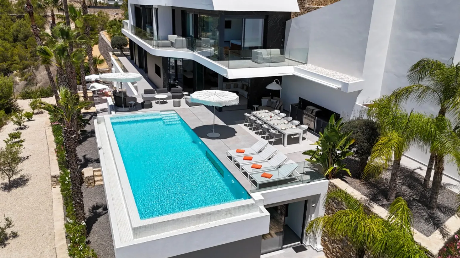 VILLA DE LUJO CON VISTAS AL MAR EN UNA PRESTIGIOSA URBANIZACIÓN DE BENISSA, EN LA COSTA BLANCA