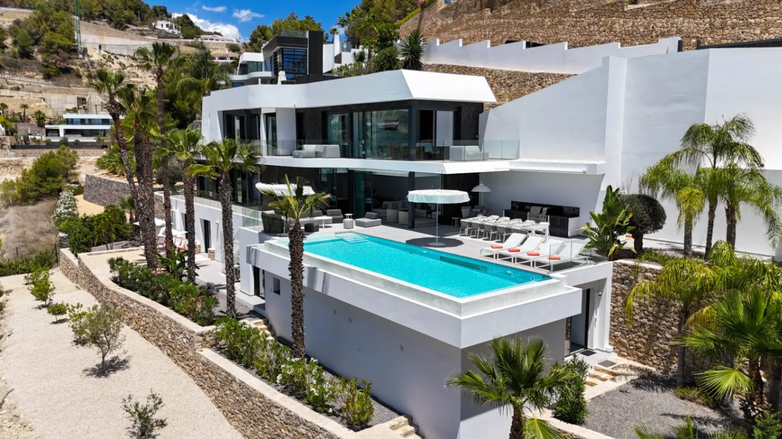 VILLA DE LUJO CON VISTAS AL MAR EN UNA PRESTIGIOSA URBANIZACIÓN DE BENISSA, EN LA COSTA BLANCA