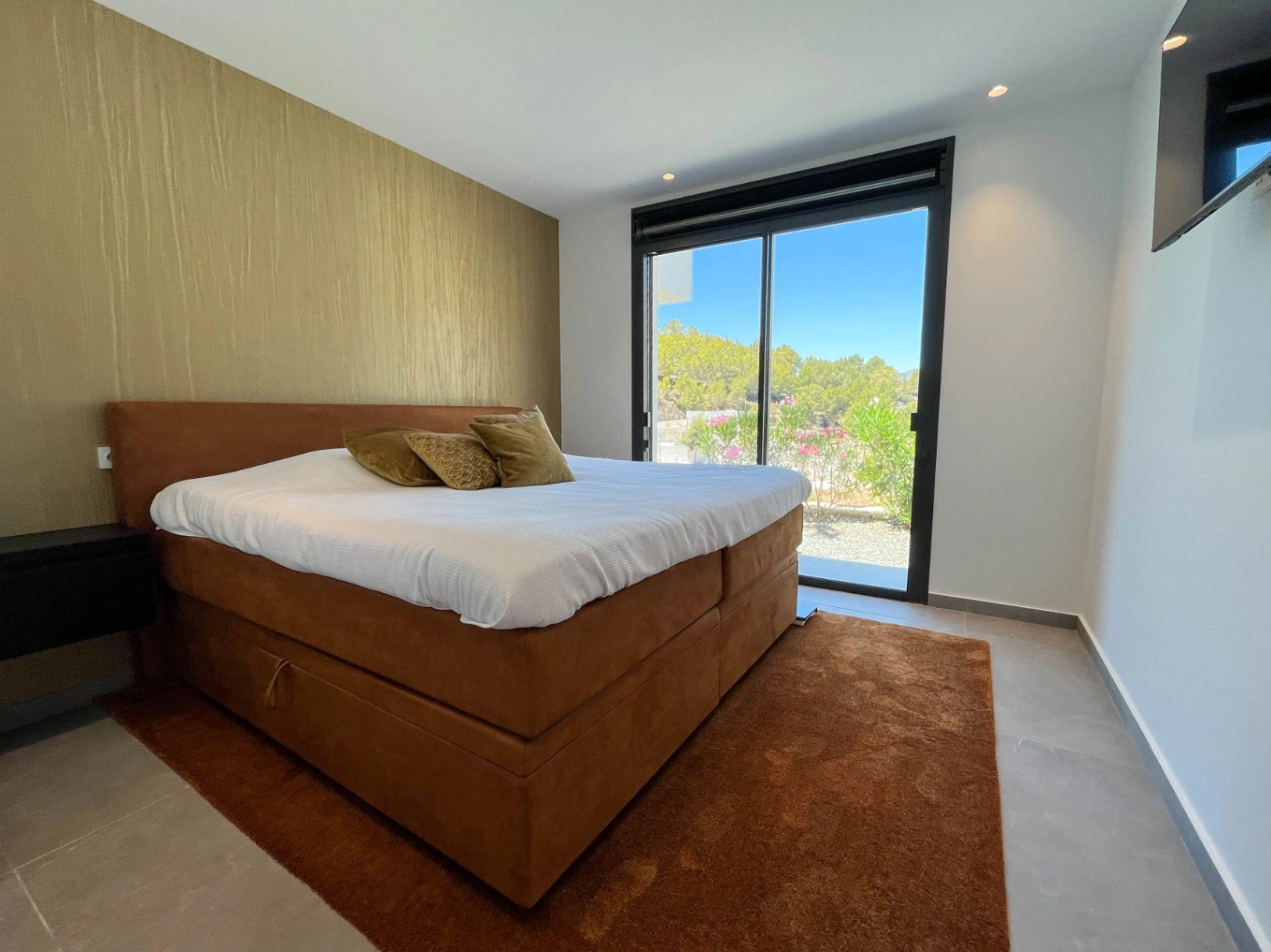 VILLA DE LUJO CON VISTAS AL MAR EN UNA PRESTIGIOSA URBANIZACIÓN DE BENISSA, EN LA COSTA BLANCA