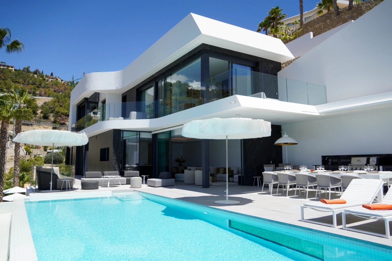 VILLA DE LUJO CON VISTAS AL MAR EN UNA PRESTIGIOSA URBANIZACIÓN DE BENISSA, EN LA COSTA BLANCA