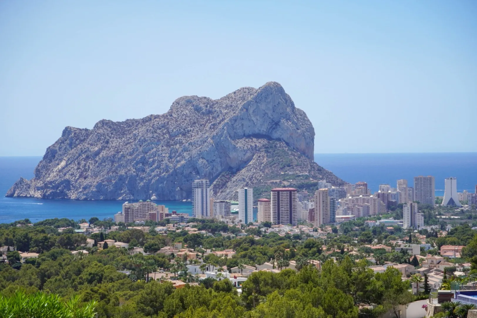 VILLA DE LUJO CON VISTAS AL MAR EN UNA PRESTIGIOSA URBANIZACIÓN DE BENISSA, EN LA COSTA BLANCA