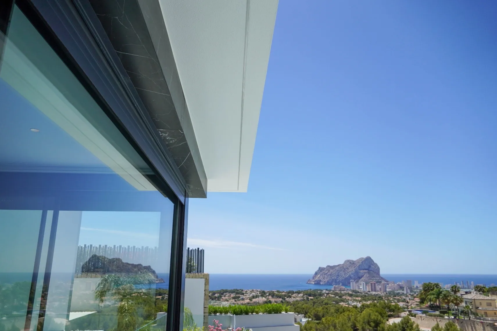 VILLA DE LUJO CON VISTAS AL MAR EN UNA PRESTIGIOSA URBANIZACIÓN DE BENISSA, EN LA COSTA BLANCA