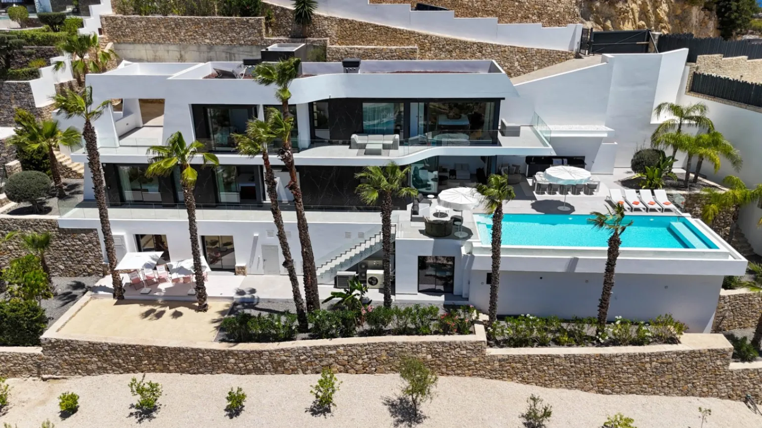 VILLA DE LUJO CON VISTAS AL MAR EN UNA PRESTIGIOSA URBANIZACIÓN DE BENISSA, EN LA COSTA BLANCA
