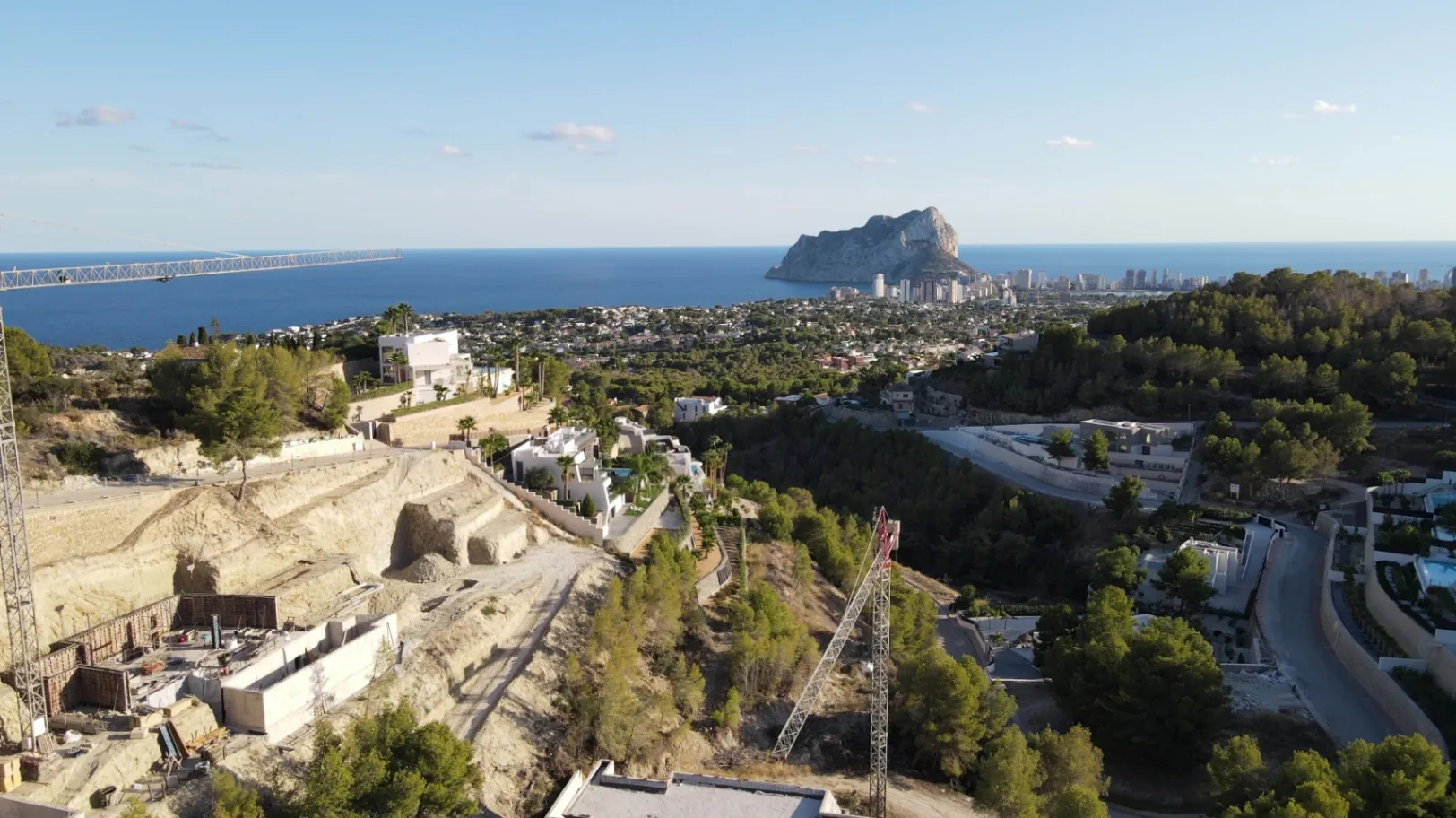 VILLA DE LUJO CON DISEÑO ÚNICO EN CONSTRUCCIÓN CON VISTAS AL MAR EN BENISSA