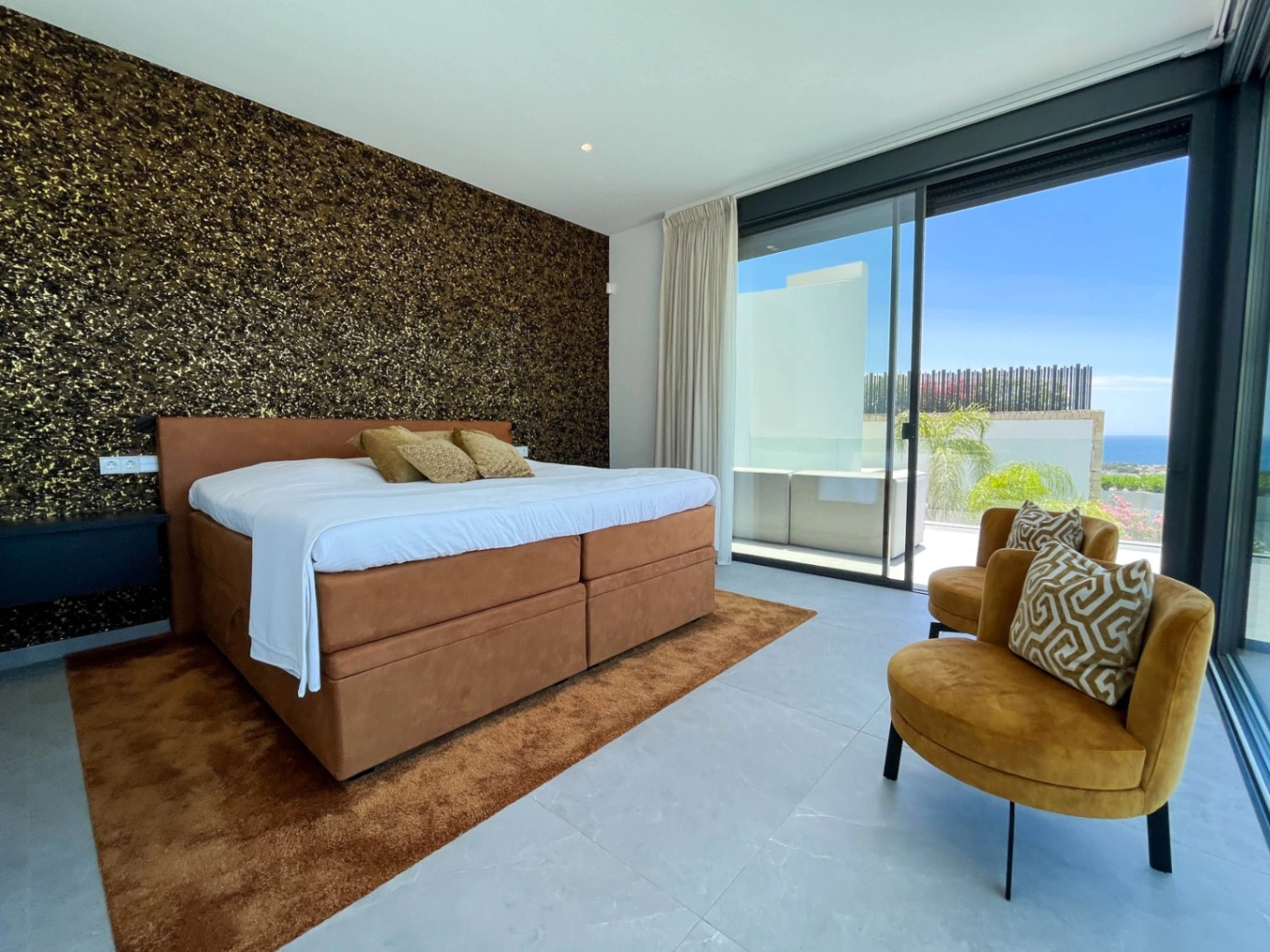 VILLA DE LUJO CON VISTAS AL MAR EN UNA PRESTIGIOSA URBANIZACIÓN DE BENISSA, EN LA COSTA BLANCA