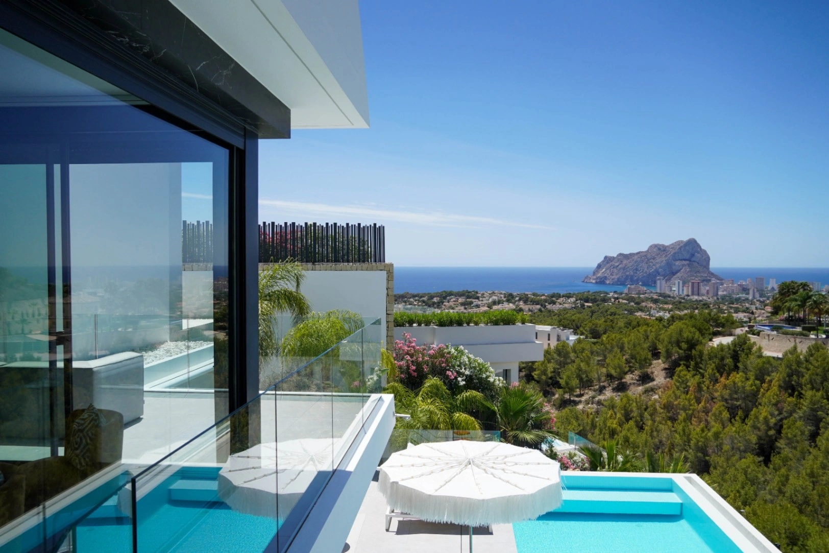 VILLA DE LUJO CON VISTAS AL MAR EN UNA PRESTIGIOSA URBANIZACIÓN DE BENISSA, EN LA COSTA BLANCA