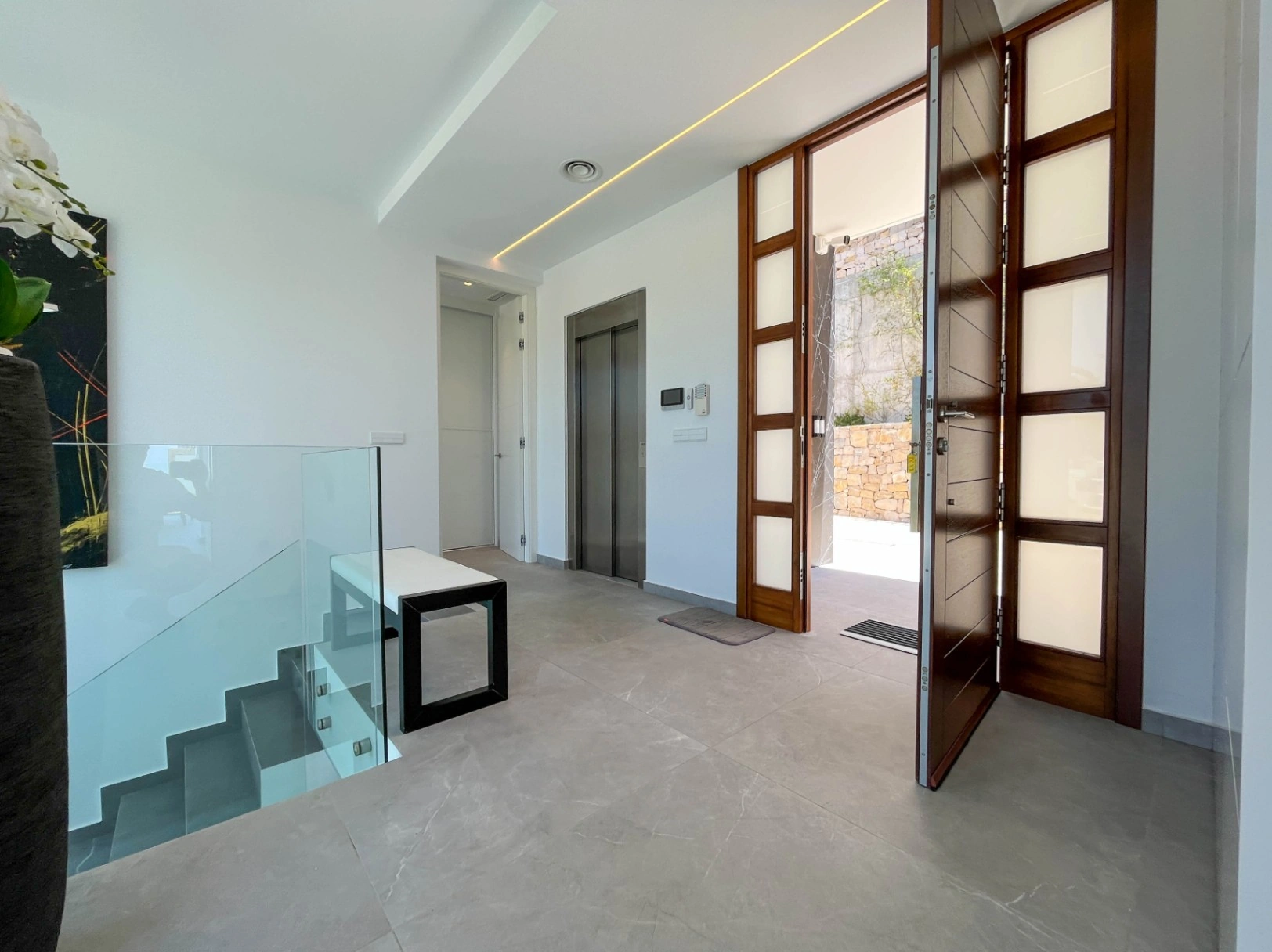 VILLA DE LUJO CON VISTAS AL MAR EN UNA PRESTIGIOSA URBANIZACIÓN DE BENISSA, EN LA COSTA BLANCA