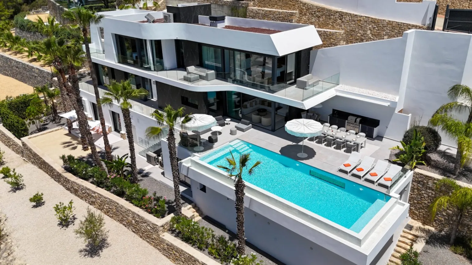 VILLA DE LUJO CON VISTAS AL MAR EN UNA PRESTIGIOSA URBANIZACIÓN DE BENISSA, EN LA COSTA BLANCA