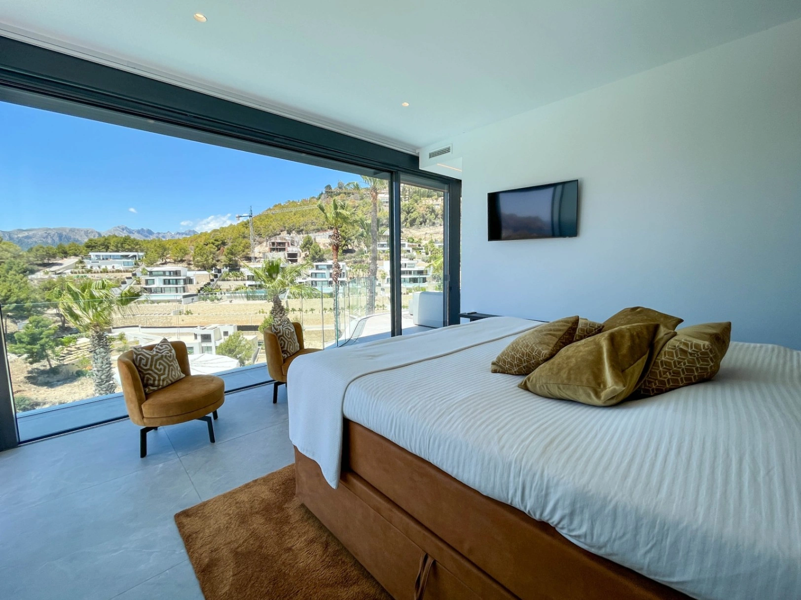 VILLA DE LUJO CON VISTAS AL MAR EN UNA PRESTIGIOSA URBANIZACIÓN DE BENISSA, EN LA COSTA BLANCA